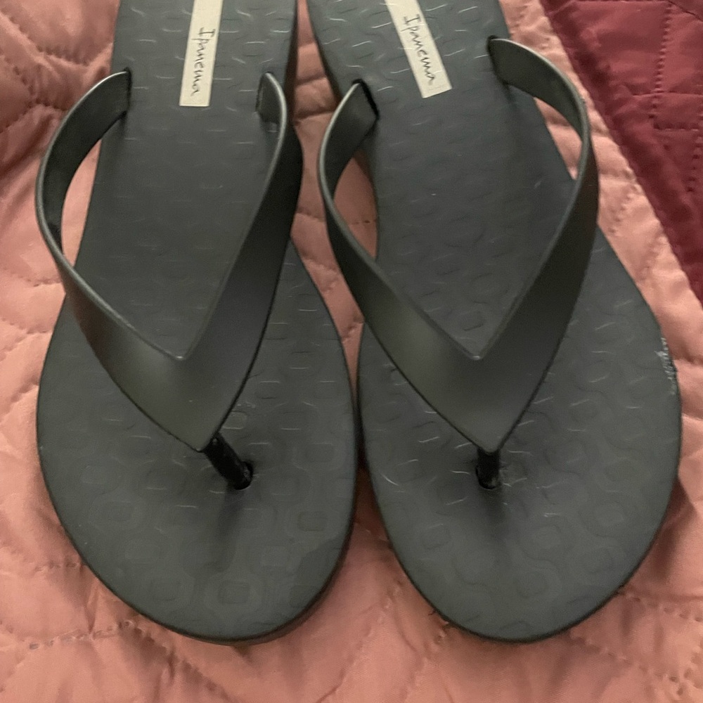 Black Sz 7 Ipanema women’s EUC flip flops. . Slight heel.